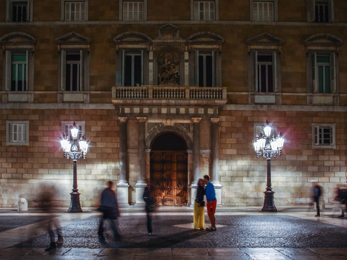 Barcelona night, colorfull dress, couple kissing, palau generalitat, place Sant Jaume square