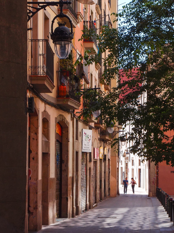 Barcelona, narrow alley streets, old town, pedestriants walking, streetlife