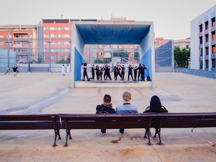 Barcelona, parc Jardins Tres Xemeneies, public street theater performance spectators, square stage