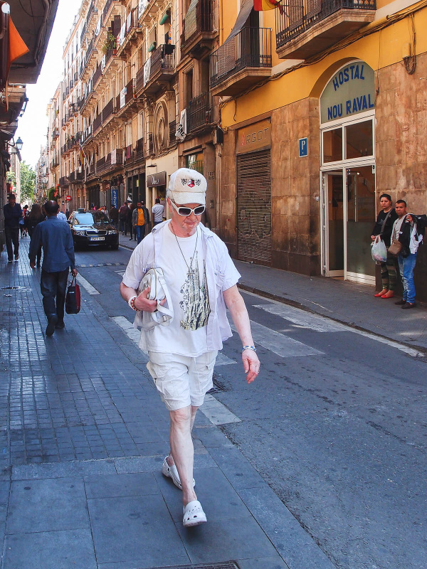 Barcelona handbag, Sagrada Família tshirt, white clothes